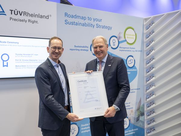 TÜV Reinland übergibt dem Geschäftsführer der Koelnmesse, Gerald Böse. das Zertifikat für Nachhaltiges Veranstaltungsmanagement bei Pressekonferenz.