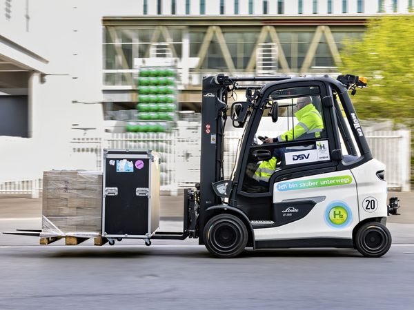 A hydrogen-powered forklift truck drives across the grounds of Koelnmesse