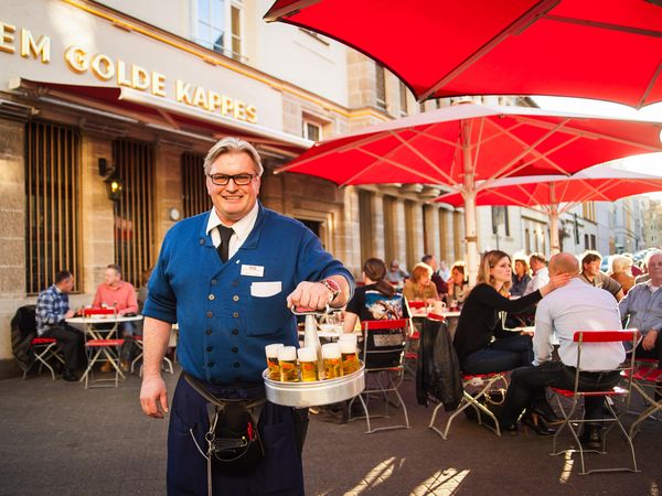 Köbes mit Früh Kölschkranz em Golde Kappes 