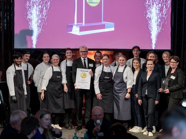 Das Team von lemonpie Catering steht auf der Bühne mit Zertifikaten in der Hand für "Bester Caterer des Jahres 2024"