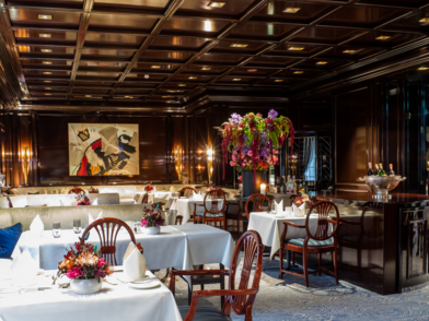 Excelsior Hotel Ernst_HanseStube restaurant.jpg Eingedeckte Tische im Restaurant Hanse Stube