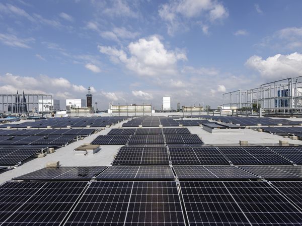Installation of the photovoltaic system on the roof of Koelnmesse