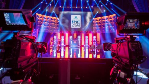 Streaming event with sophisticated lighting and hybrid technology