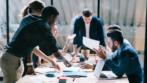 Start-Up Meeting: Personen arbeiten zusammen an einem Tisch