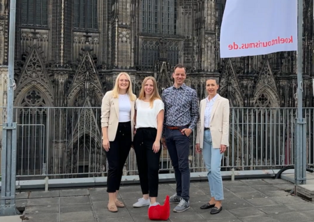 Teamfoto CCB vor dem Dom